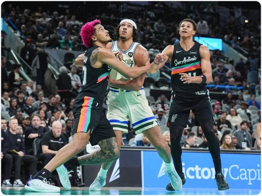 01月16日 NBA常规赛 雄鹿vs马刺 全场录像回放